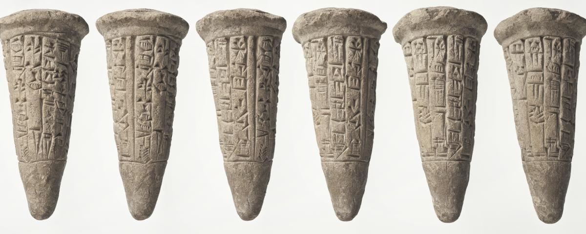 illustration : photo d'un clou de fondation gravé d'inscriptions cunéiformes