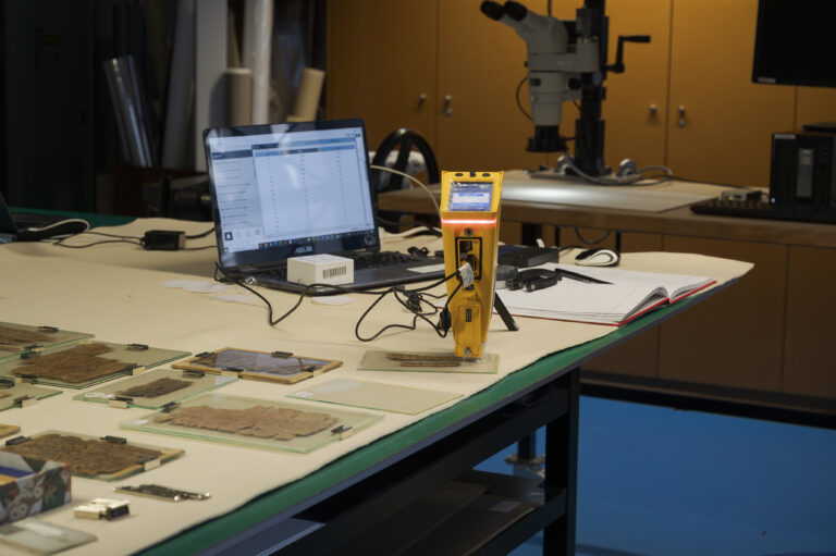 Faux papyrus et vrais objets scientifiques : les papyrus de la Bnu pass&eacute;s aux rayons X